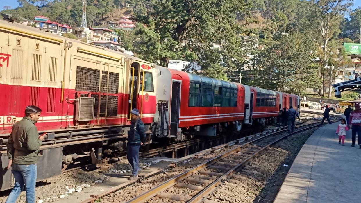 panoramic coach will run at a speed of 28 km/h on the Kalka-Shimla track