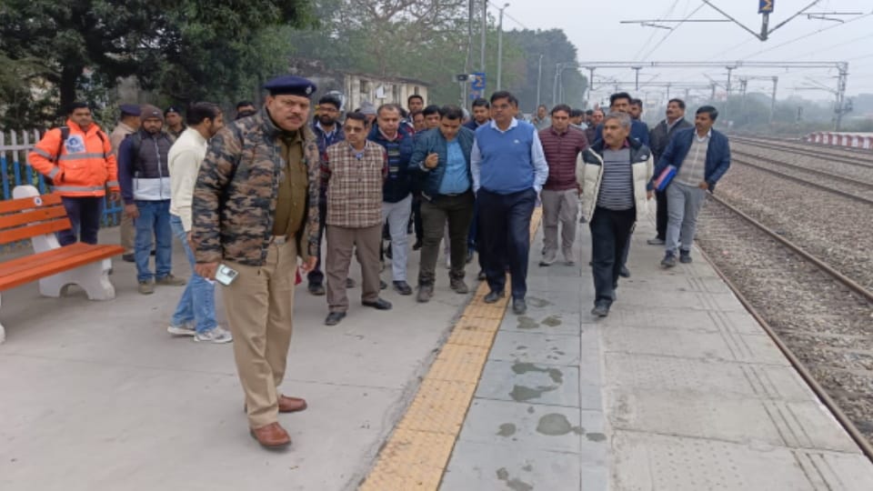 Bijnor: General Manager Ashok Kumar Verma inspected the railway station and gave necessary instructions.