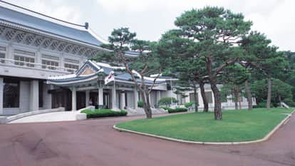 South Korea President Lee returns to presidential palace avoided by predecessor yoon suk yeol