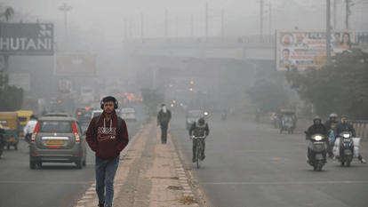 Delhi ncr Weather today update Dense Fog in Noida and Flights Affected delhi airport