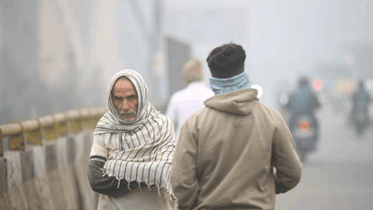 Delhi ncr Weather today update Dense Fog in Noida and Flights Affected delhi airport