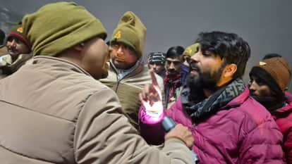 Clash between youth and police on Bulandshahr Road in Hapur