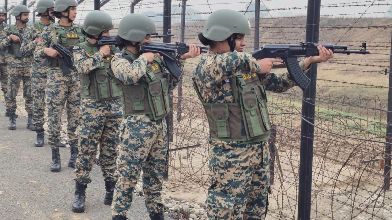 आरएस पुरा सेक्टर में भारत-पाकिस्तान अंतरराष्ट्रीय सीमा पर गश्त करतीं जांबाज महिला बीएसएफ जवान।