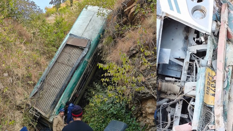 Almora Bus Accident: अल्मोड़ा में बड़ा हादसा, खाई में गिरी बस... सात यात्रियों की मौत, दो महिला समेत 12 घायल