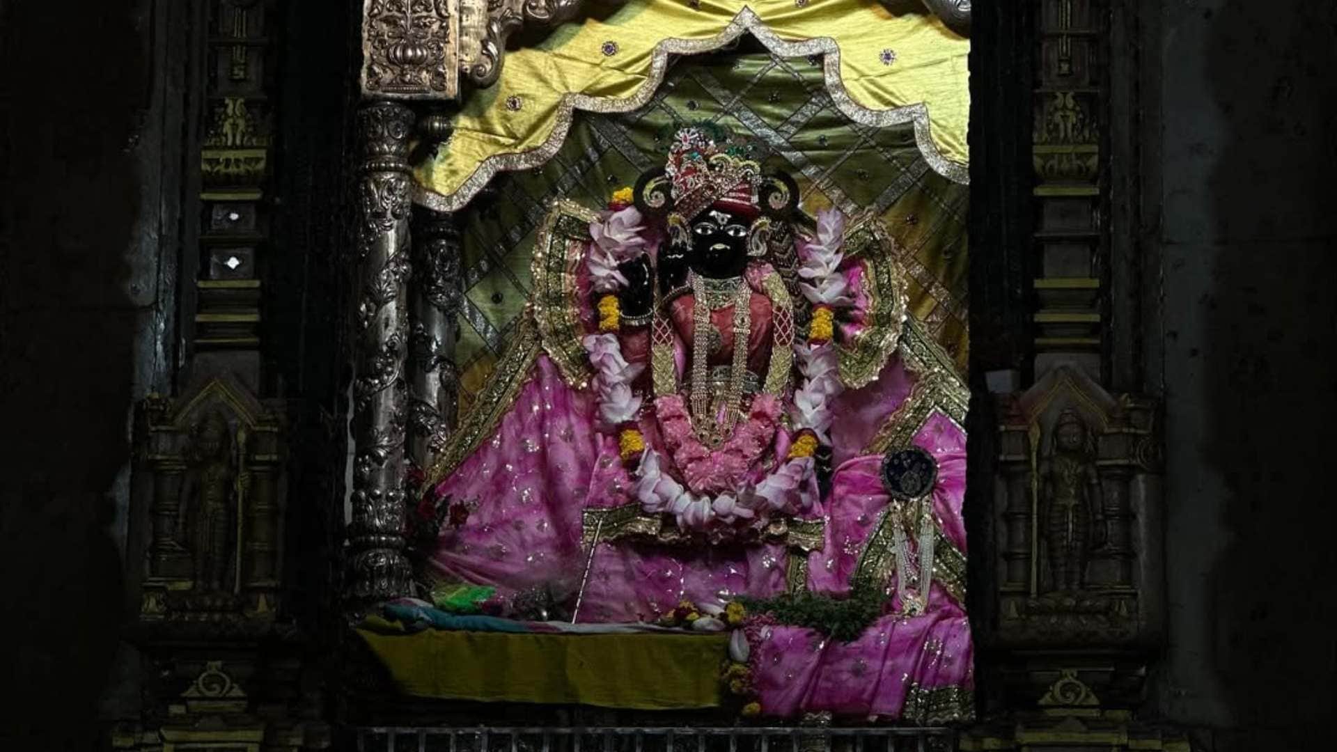 banke bihari temple issue advisory for new year 2026 banke bihari me kitni bheed hai