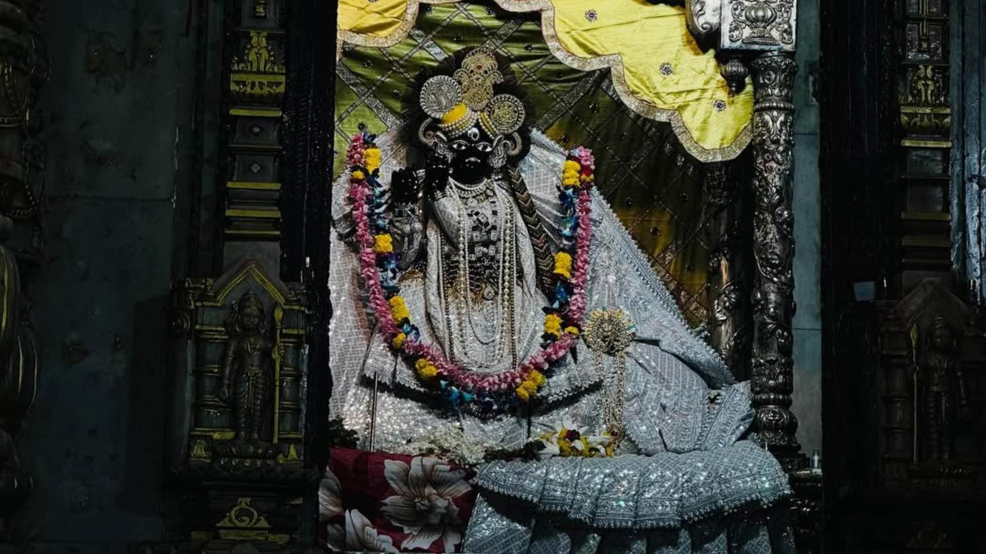 banke bihari temple issue advisory for new year 2026 banke bihari me kitni bheed hai