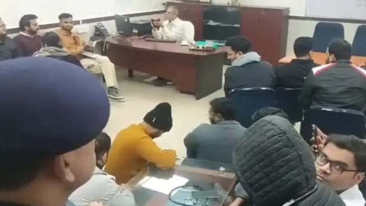 Bihar News: ईएसआईसी अस्पताल में धरने पर बैठ गए डॉक्टर, कहा- आठ महीने से नहीं मिला वेतन; OPD ठप, मरीज परेशान