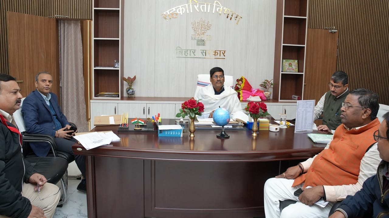 मंत्री प्रमोद कुमार चीनी मिलों के बारे में जानकारी दी।