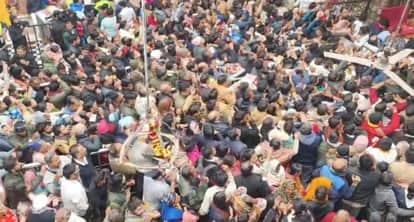 Devotees thronged catch Banke Bihari 2 lakh devotees reached