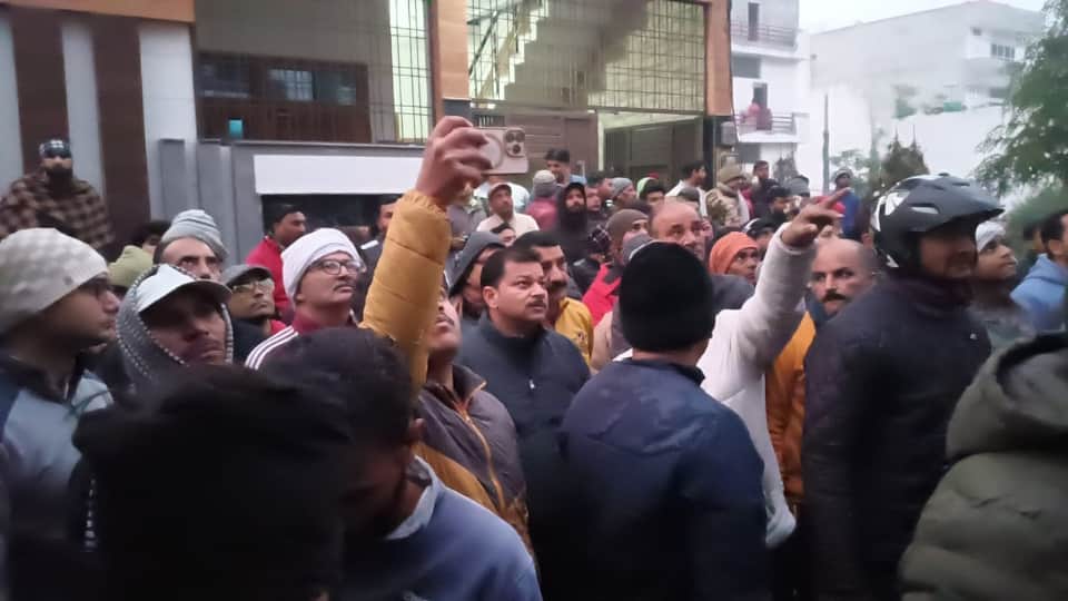 three lives suffocated in smoke in Muzaffarnagar explosion In cylinder bursting in house see photos