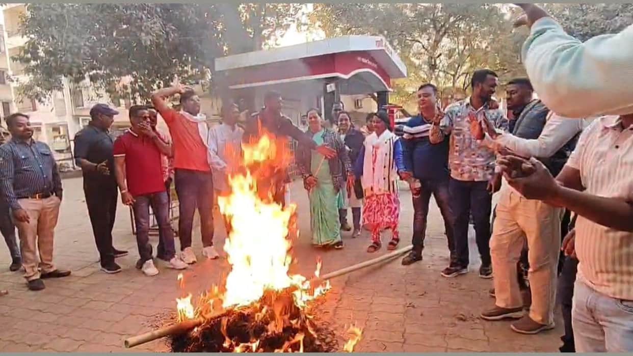 Congress workers burnt effigy of police at Gandhi Maidan in In Dhamtari