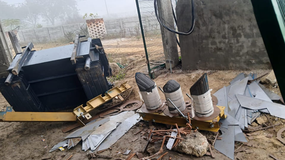 Kanpur: Thieves steal copper worth approximately four lakh rupees from a transformer