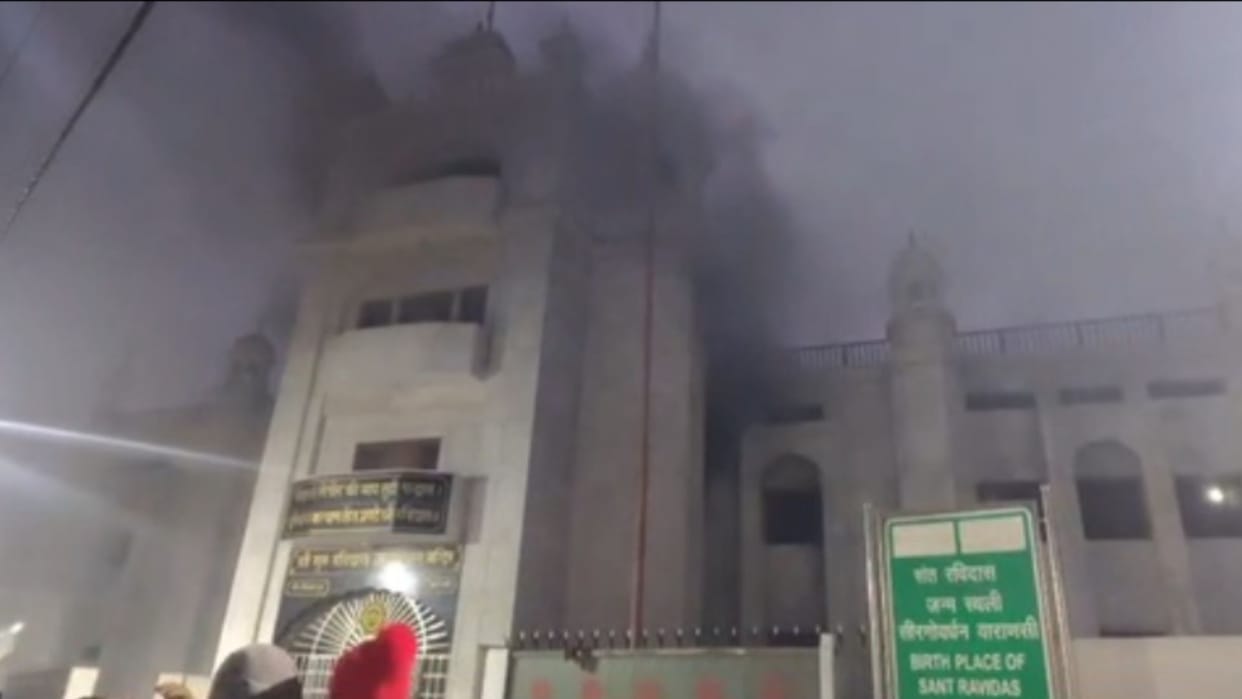 fire broke out at Ravidas temple due to short circuit fire brigade brought it under control in varanasi