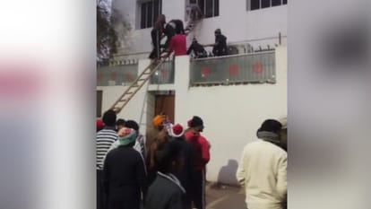 fire broke out at Ravidas temple due to short circuit fire brigade brought it under control in varanasi
