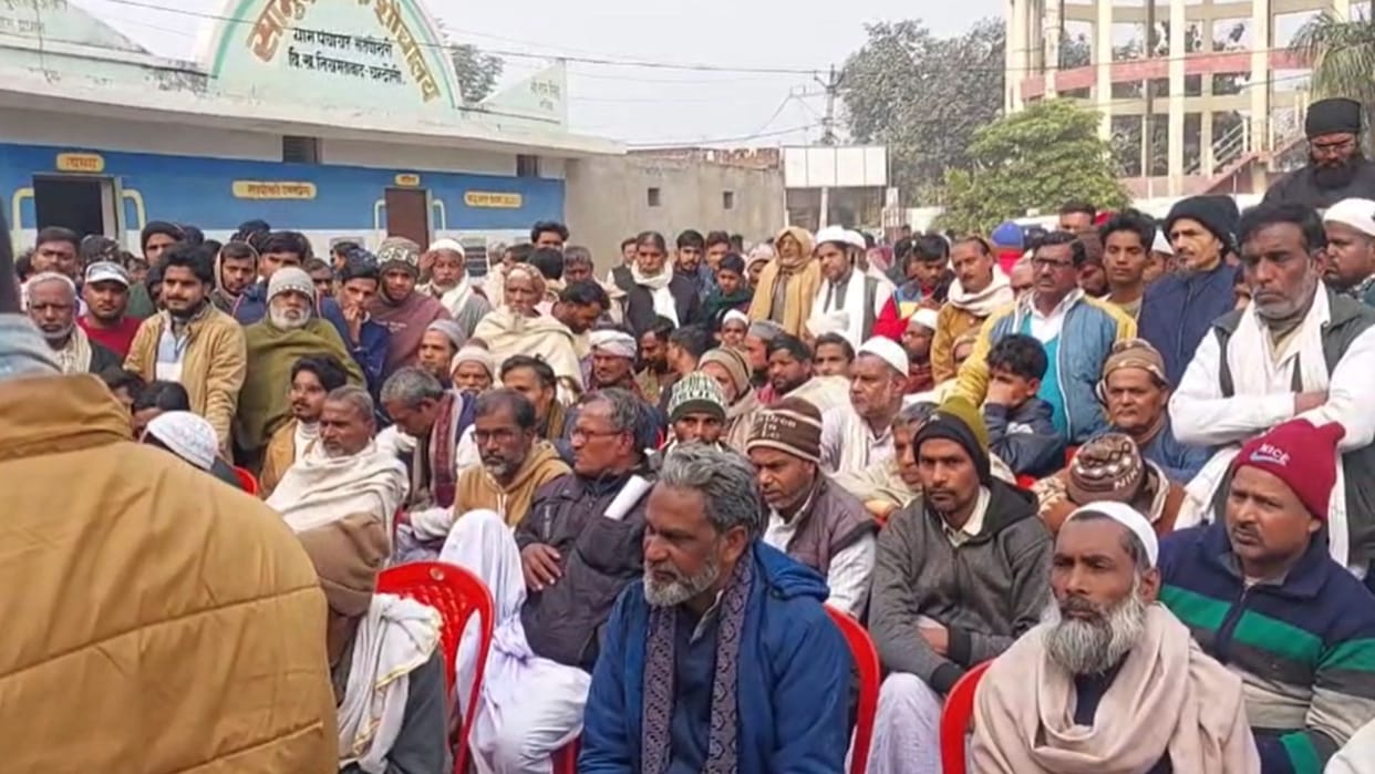 Voter list dispute in Chandauli uproar and fighting during meeting