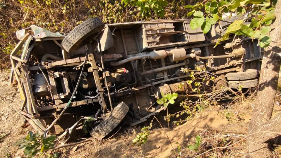 Almora Road Accident Bus Falls Into a Gorge seven People Dead Several Injured News in Hindi