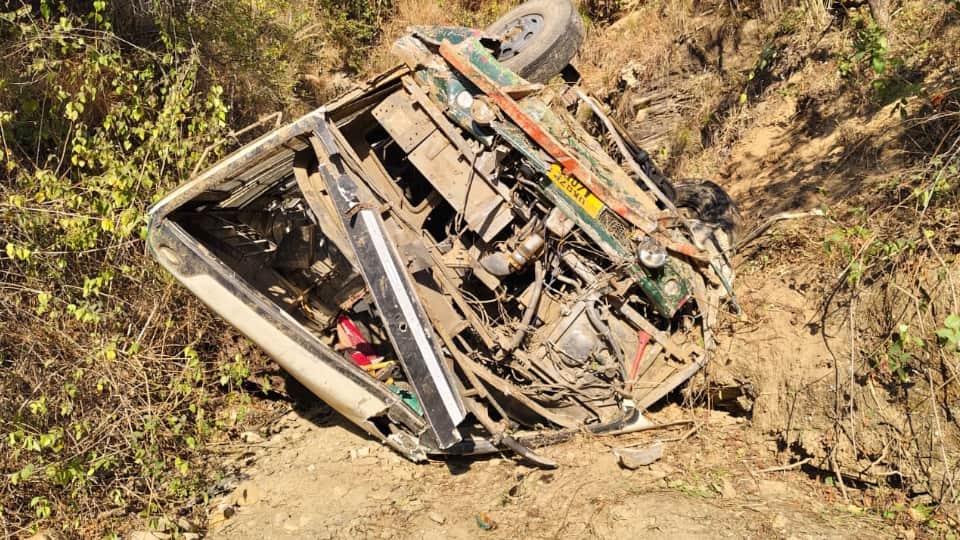Almora Road Accident Bus Falls Into a Gorge seven People Dead Several Injured News in Hindi