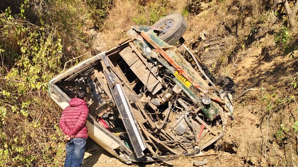 Almora Road Accident Bus Falls Into a Gorge seven People Dead Several Injured News in Hindi