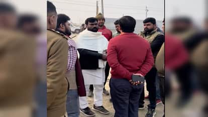 अधिकारियों से बातचीत करते सपा नेता संदीप यादव।