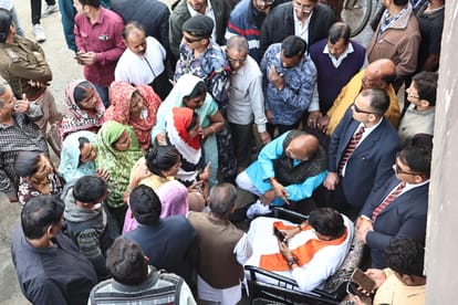 Indore: Minister Vijayvargiya remained seated on the sofa throughout the day, the Chief Minister met the victi