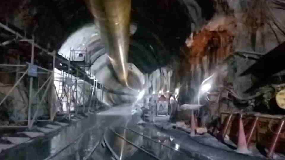 Chamoli Accident In a 13-kilometer-long tunnel where workers were working, two locomotive train suddenly coll