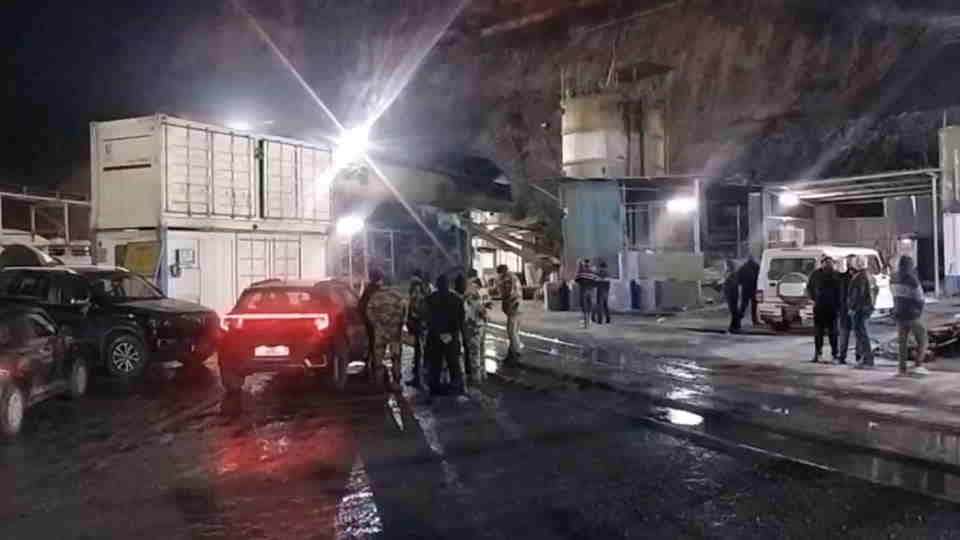Chamoli Accident In a 13-kilometer-long tunnel where workers were working, two locomotive train suddenly coll