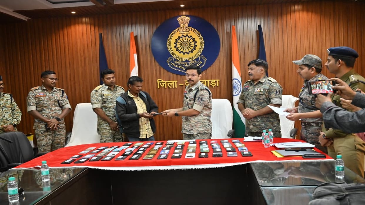 Dantewada police returned lost mobile phones worth more than 14 lakh rupees