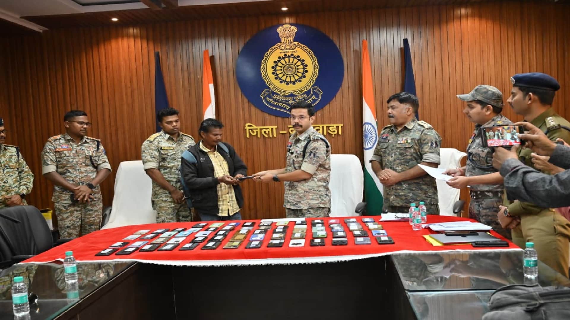 दंतेवाड़ा पुलिस ने गुम मोबाइल वापस करवाई