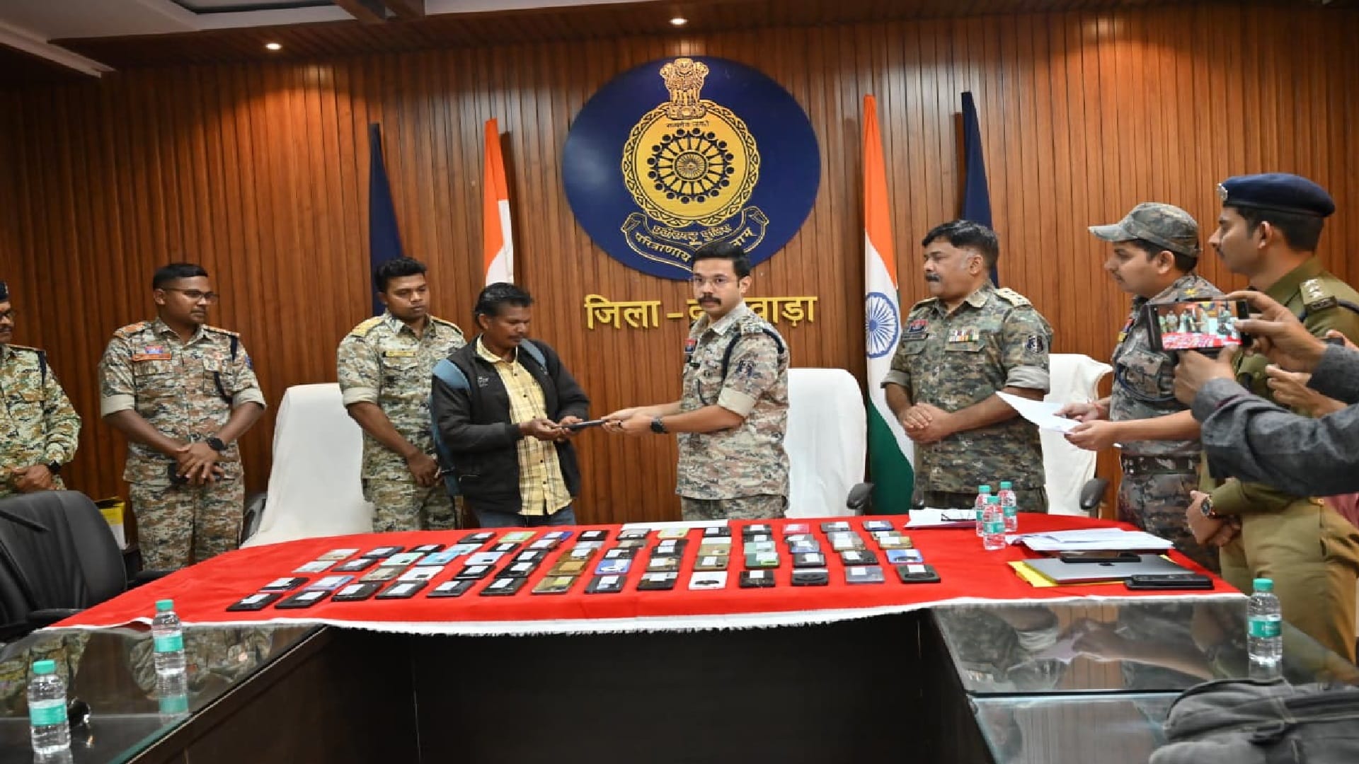 दंतेवाड़ा पुलिस ने गुम मोबाइल वापस करवाई