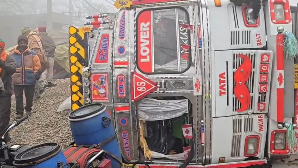 सड़क पर पलटा ट्रक