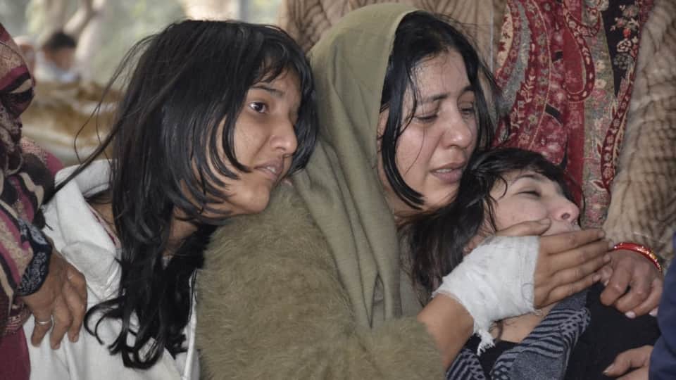 Muzaffarnagar Fire Accident Mother Dies of Burns Sons Suffocate After Cylinder Blast UP News in Hindi