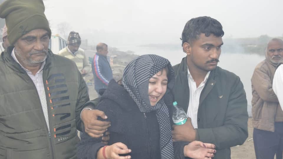 Muzaffarnagar Fire Accident Mother Dies of Burns Sons Suffocate After Cylinder Blast UP News in Hindi