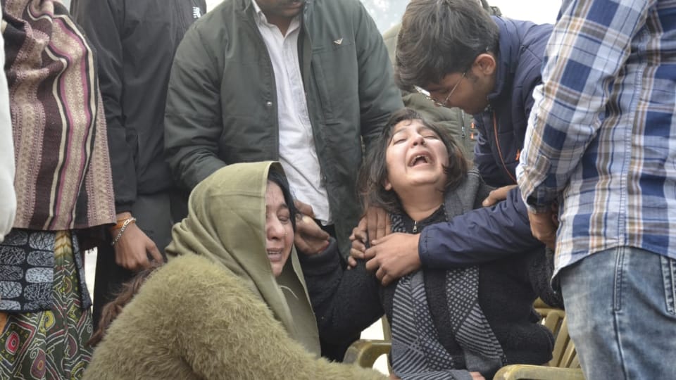 Muzaffarnagar Fire Accident Mother Dies of Burns Sons Suffocate After Cylinder Blast UP News in Hindi