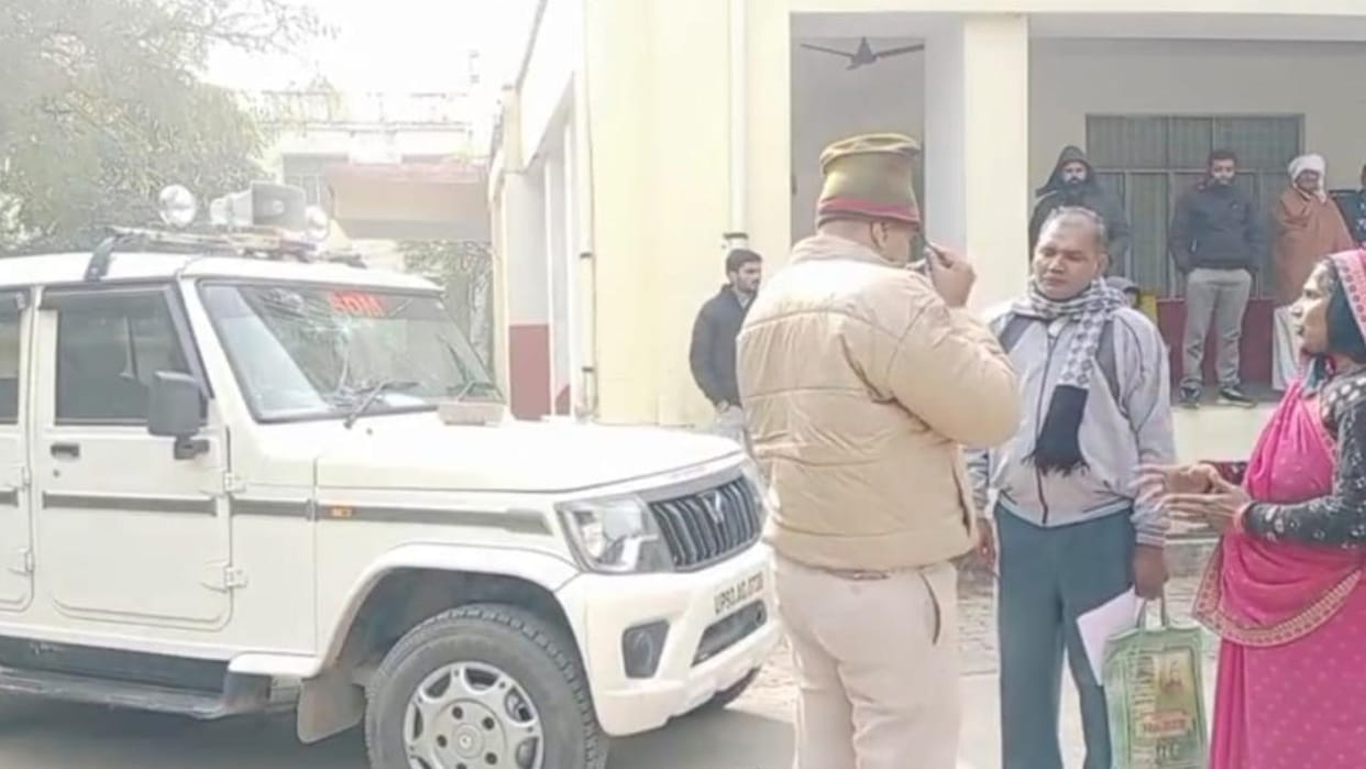 Jhansi: Woman throws stone at SDM's car, had reached SDM office with her husband