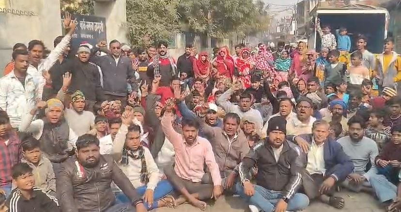 Agra Civic Demolition Sparks Uproar: Protest Erupts as Municipal Team Fails to Remove Community Hall