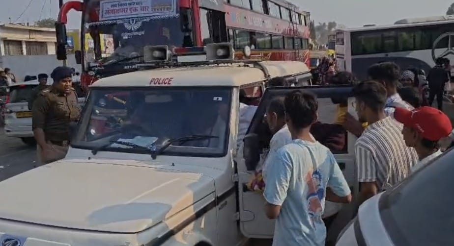 हादसे के बाद सड़क पर लगा जाम।