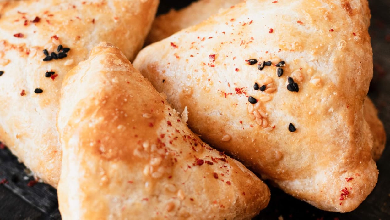 Viral Video indian man selling samosas on London train