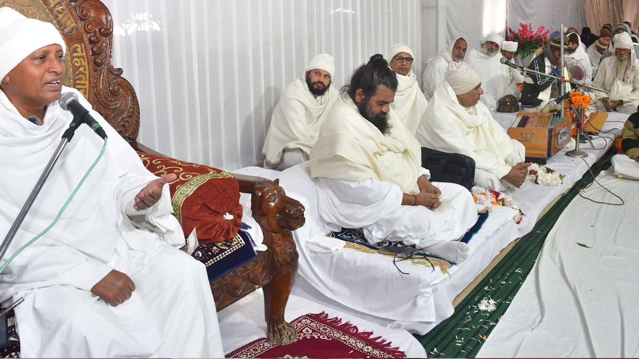 Kabir devotees 3,000 from 20 states came to Varanasi and offered a ceremonial cloth at the guru tomb