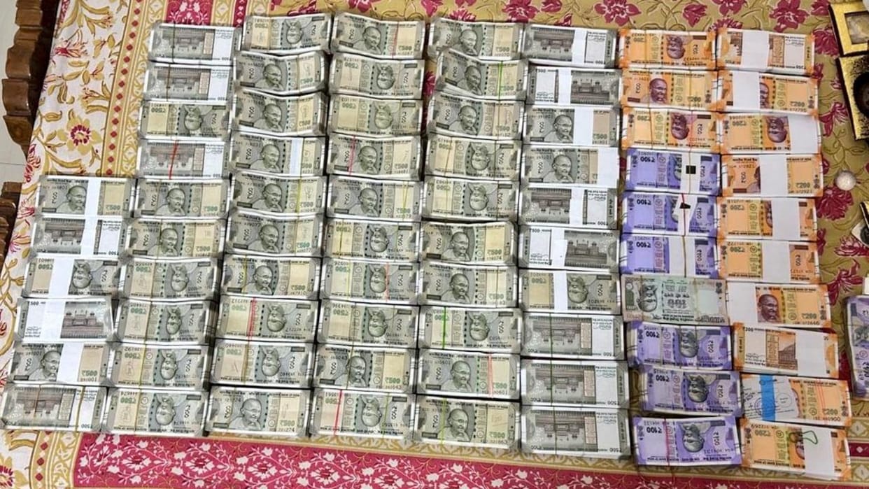Jhansi: CBI caught three Central GST officers taking a bribe of Rs 70 lakh, recovered Rs 1.60 crore.