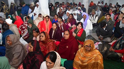 Kabir devotees 3,000 from 20 states came to Varanasi and offered a ceremonial cloth at the guru tomb