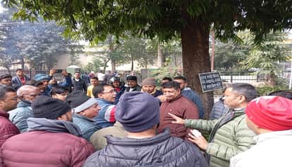 Traders protested at the Naveen Mandi in Haldwani
