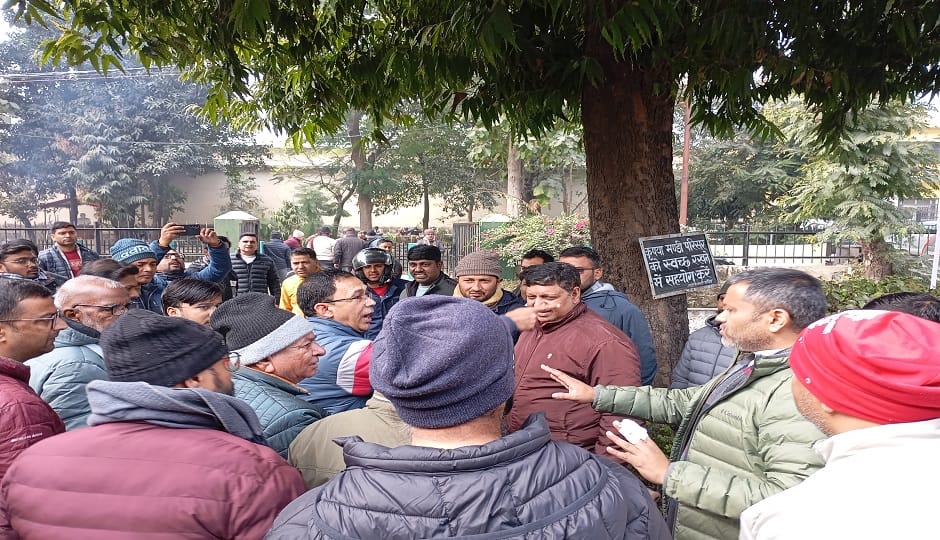 Traders protested at the Naveen Mandi in Haldwani