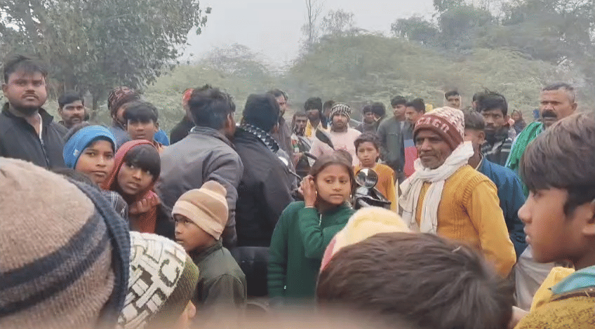 Lucknow: Instead of giving books to children, the headmaster sold them at Rs 11 per kg, villagers caught him.
