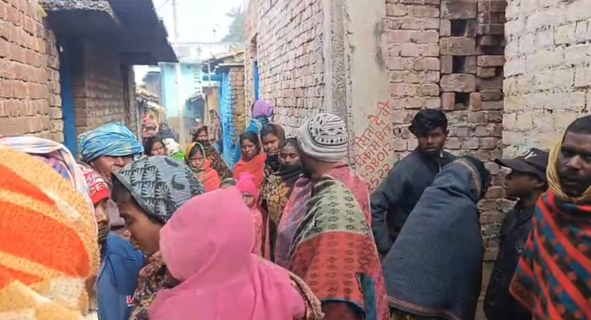 मौके पर मौजूद लोग