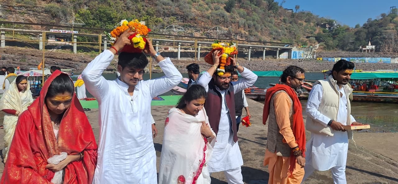 मुख्यमंत्री के आगमन को लेकर मोरटक्का नर्मदा तट पर तैयारियां तेज।
