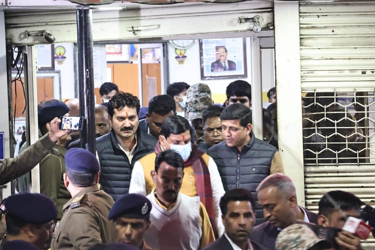 Indore: मास्क लगाकर मुख्यमंत्री मिले मरीजों से, मंत्री विजयवर्गीय दिनभर बैठे रहे सोफे पर