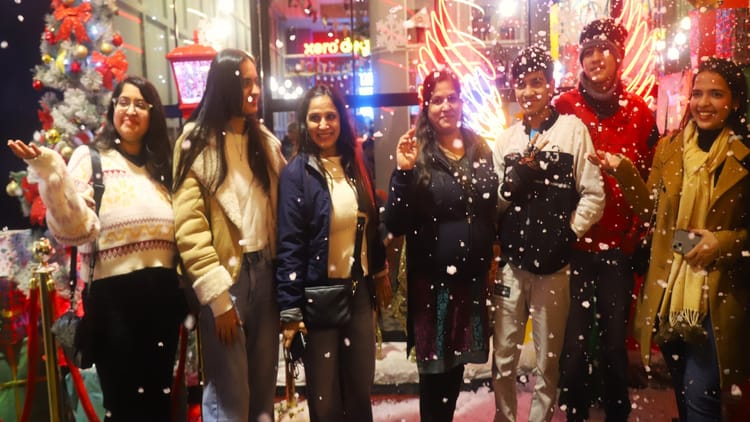 New Year Celebration Photos: नए साल के स्वागत में क्लबों से लेकर बाजारों तक भीड़, संगीत-रोशनी से सजी राजधानी