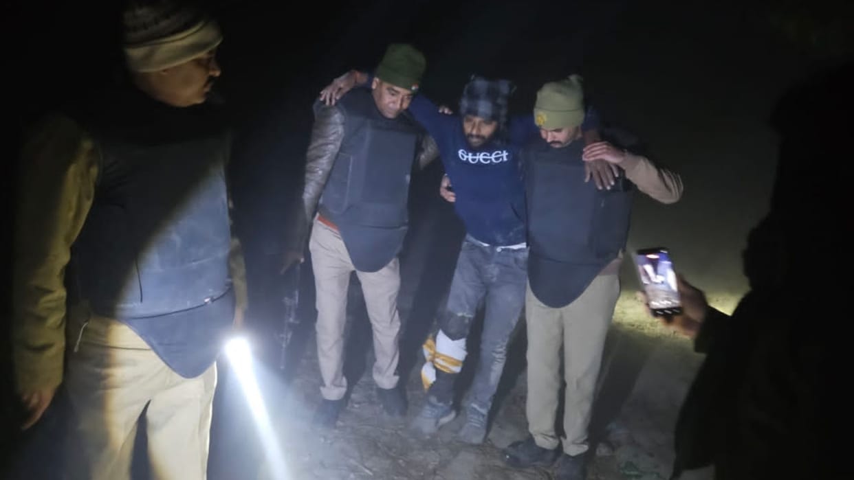 criminal carrying reward of 10,000 rupees injured in police encounter and arrested with pistol in azamgarh