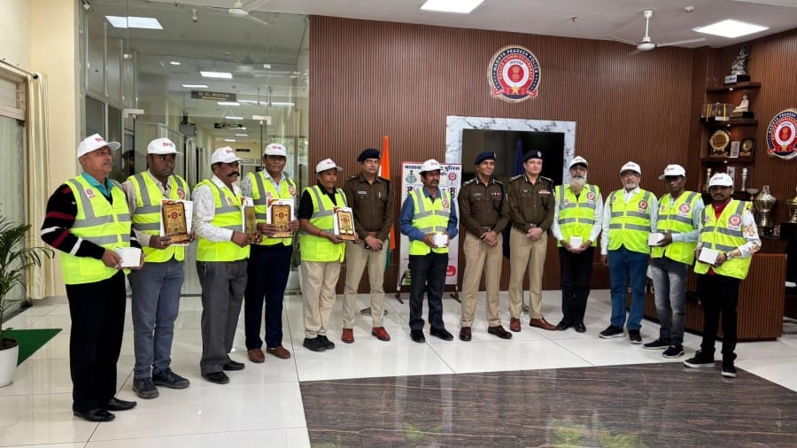 Indore News Police Commissioner honors Traffic Praharis as 2500 citizens join traffic management initiative