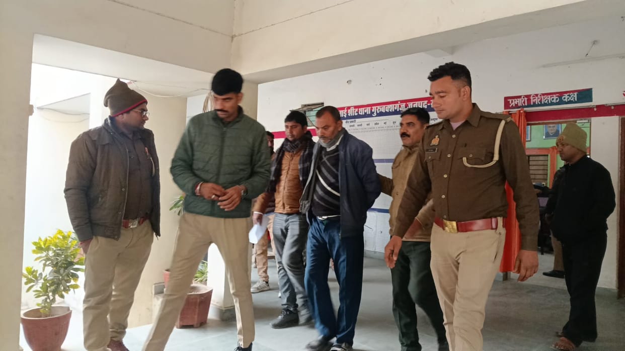Raebareli: Law officer caught red-handed taking a bribe of Rs 5,000 from a farmer
